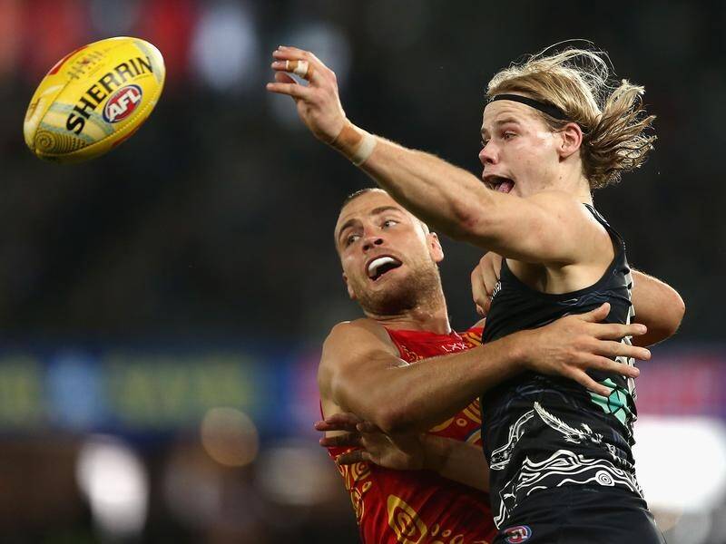 The ruck battle between Carlton's Tom De Koning (right) and Gold Coast's Jarrod Witts was pivotal. (Rob Prezioso/AAP PHOTOS)