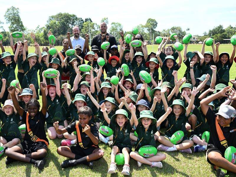 Lance Franklin (c) made a lot of children happy when he turned up for an Auskick clinic in Darwin. (Darren England/AAP PHOTOS)